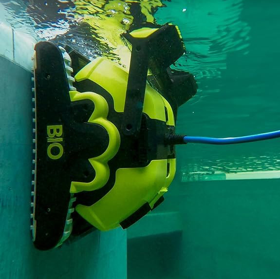 Очистка дна, стен и ватерлинии роботом Dolphin Bio Suction