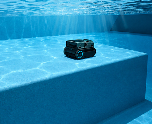 Aiper Scuba X1 Pro Max очищает доступные платформы бассейна