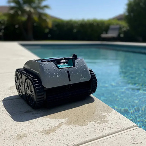 Робот-пилосос Wybot C1 Pro біля басейну